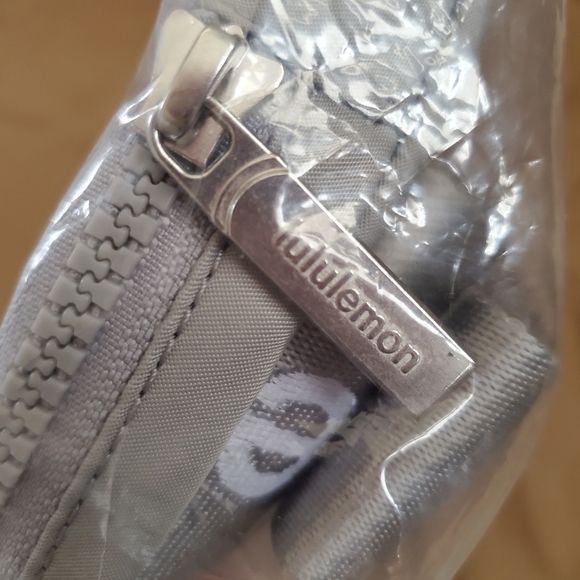BNWT Lululemon Everywhere 1L Belt Bag - Silver Drop/White - Picture 5 of 9